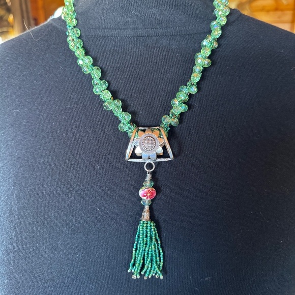 HANDCRAFTED Elegant Green Beaded Necklace - Picture 2 of 10
